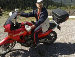 Ο Διονύσης με τη κόκκινη μοτοσυκλέτα